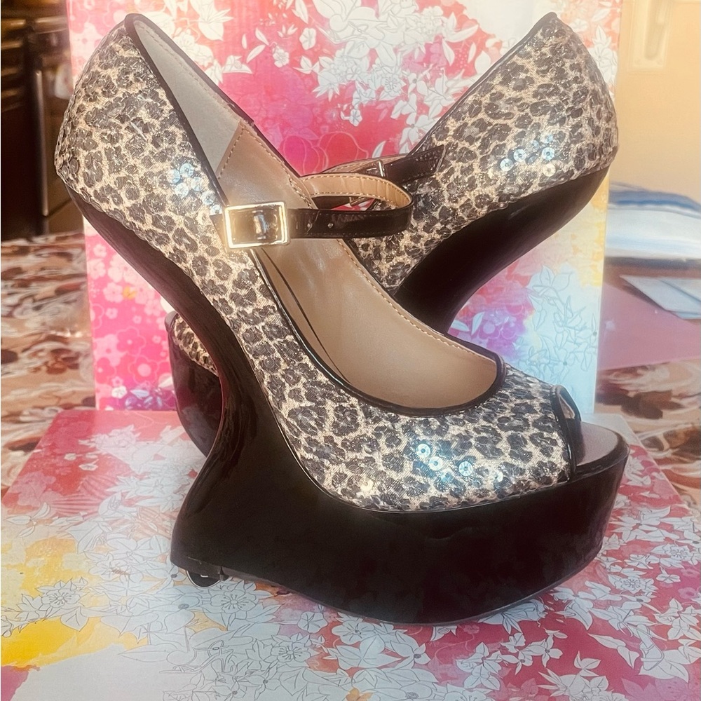 Zebra body new in box Chinese laundry heels Size 8.5